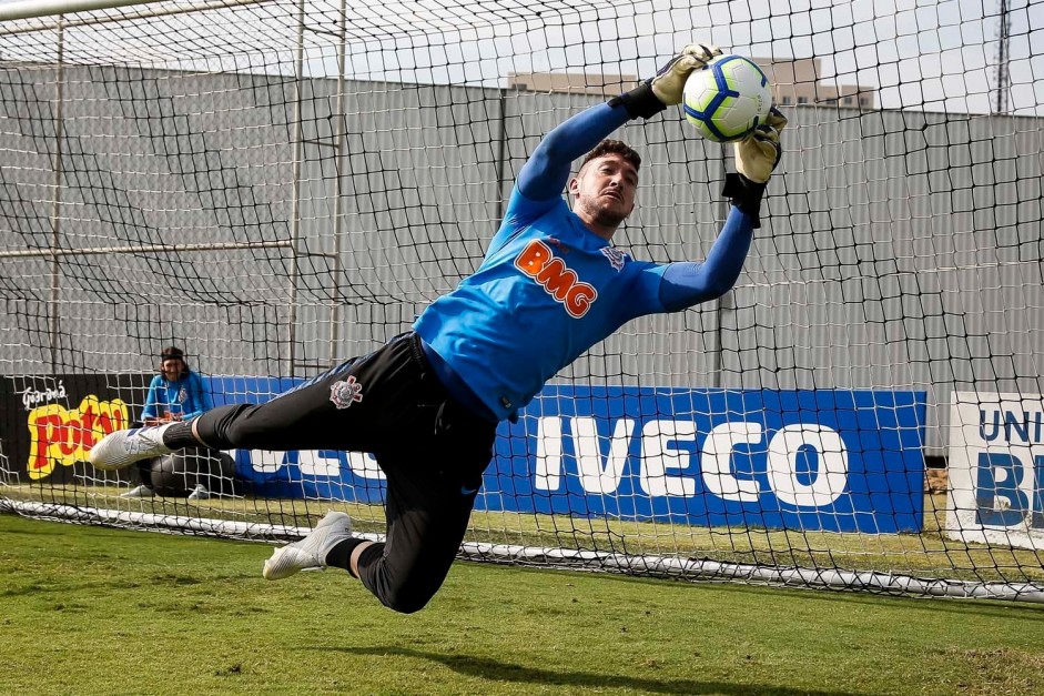 Caíque França no treino desta sexta-feira no CT Joaquim Grava