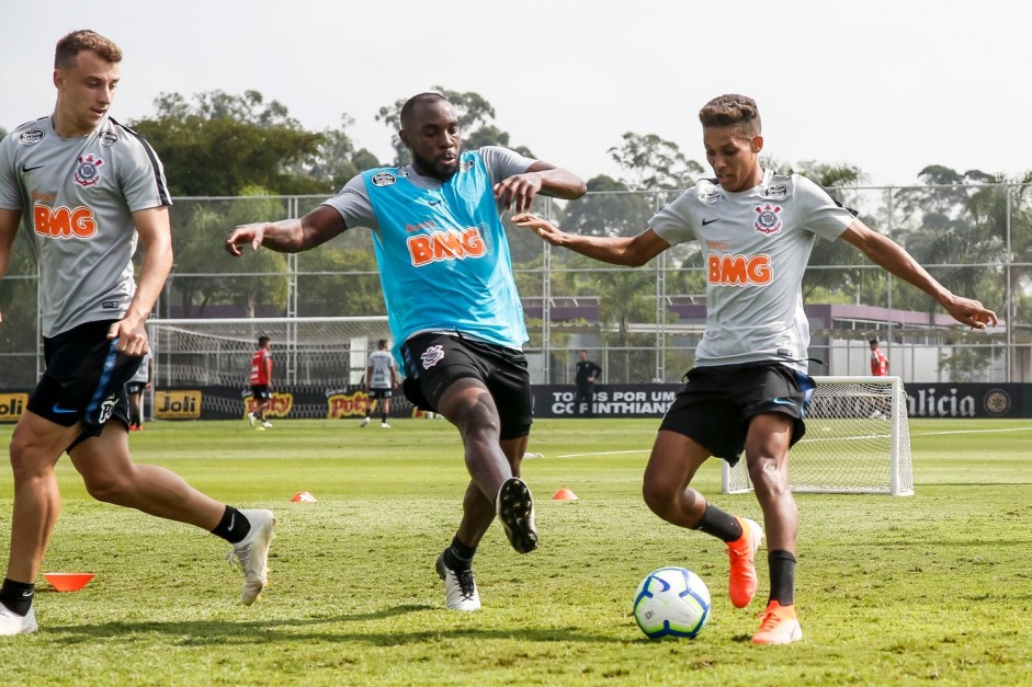 Carlos, Manoel e Pedrinho no treino desta sexta-feira no CT Joaquim Grava