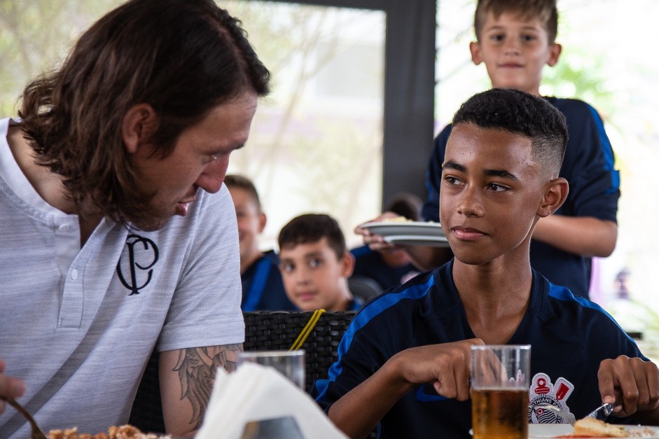 Cssio almoa com goleirinhos do Corinthians durante evento do dia do goleiro