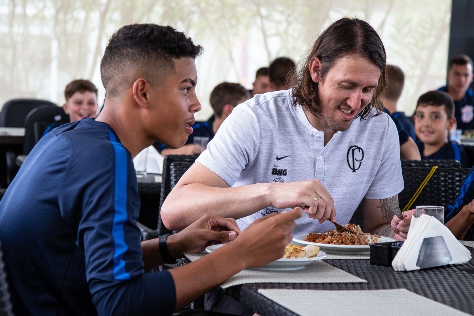 Cássio almoça com goleiros de todas as categorias do Corinthians durante evento do dia do goleiro