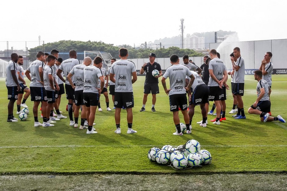 Elenco corinthiano reunido no treino desta tarde no CT Joaquim Grava