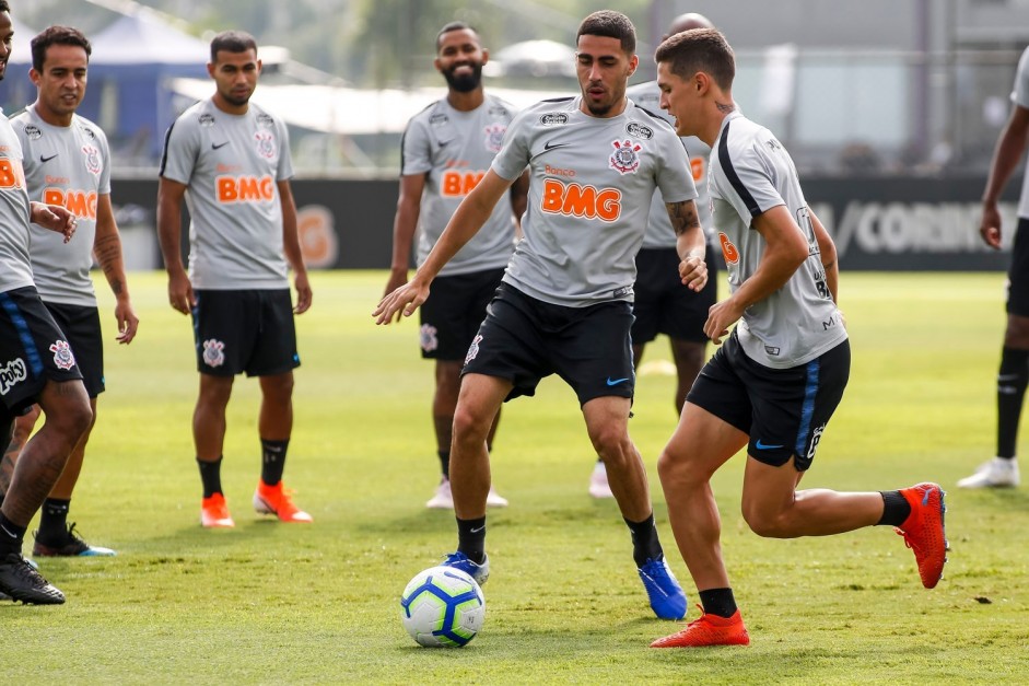 Gabriel, Vital e companheiros treinam no CT Joaquim Grava