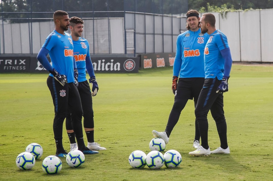 Goleiros do Corinthians no treino desta sexta-feira no CT Joaquim Grava