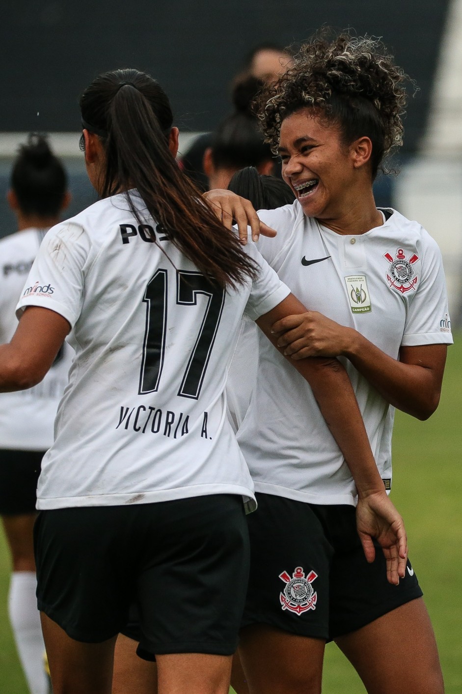 Ingryd comemora com Victória seu gol contra o São José, pelo Brasileirão Feminino