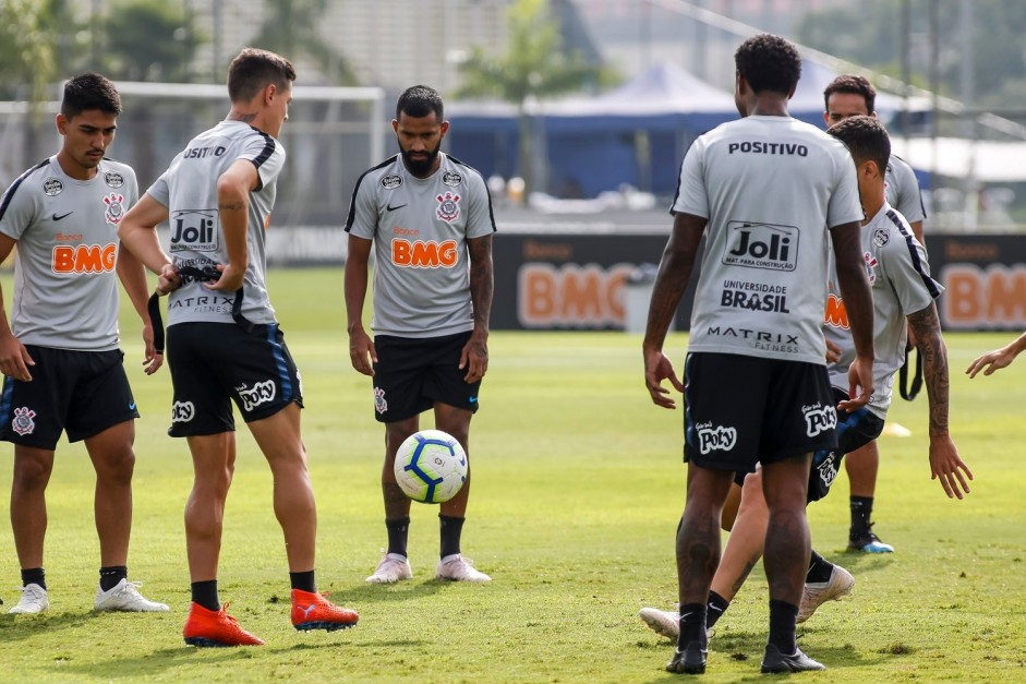 Marquinhos e companheiros no treino de hoje no CT Joaquim Grava