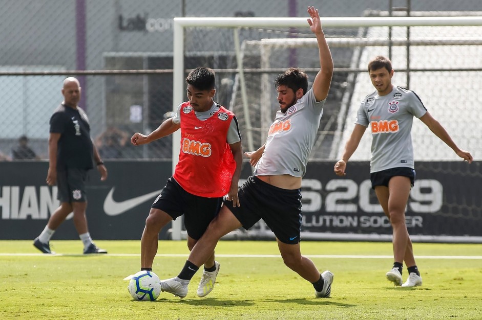 Oya e Bruno Méndez no treino desta sexta-feira no CT Joaquim Grava