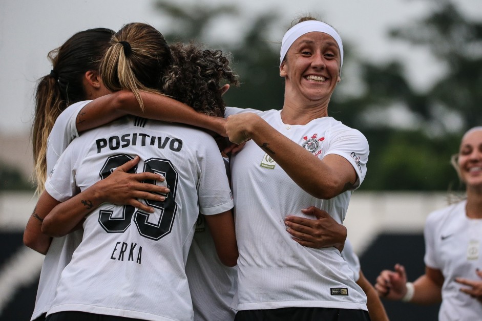 Pardal comemora o gol de Ingryd contra o So Jos, pelo Brasileiro Feminino