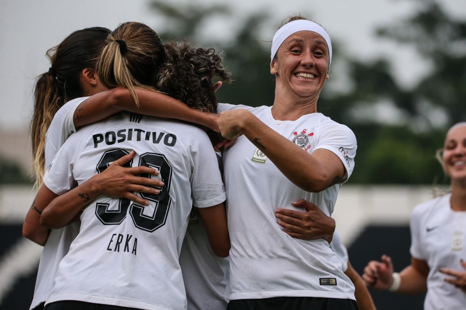 Pardal comemora o gol de Ingryd contra o São José, pelo Brasileirão Feminino