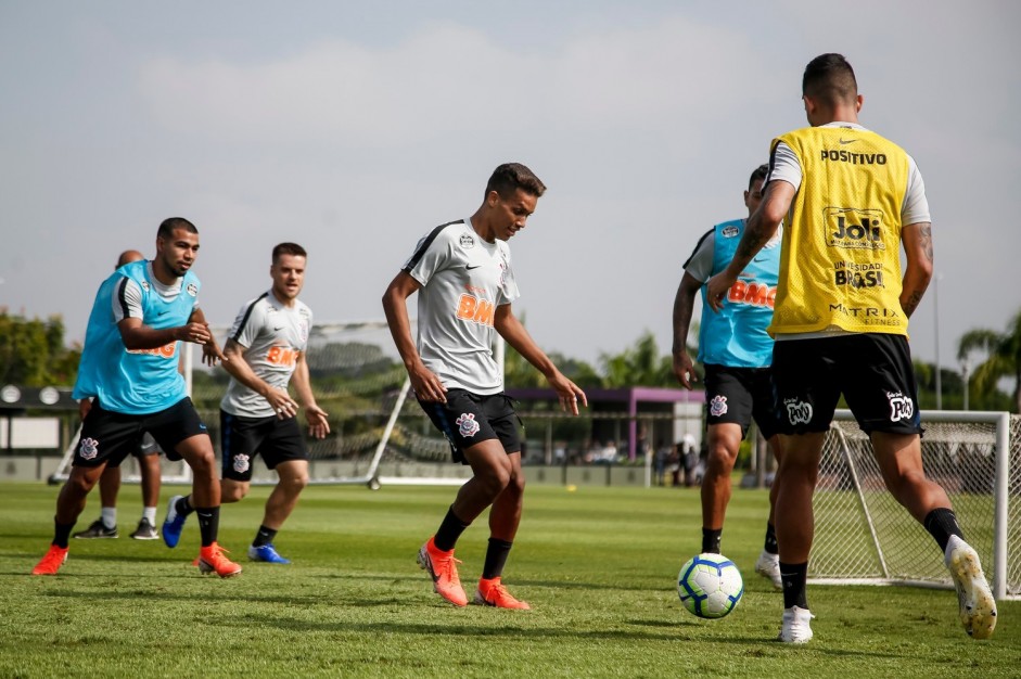 Pedrinho e companheiros no treino desta sexta-feira no CT Joaquim Grava