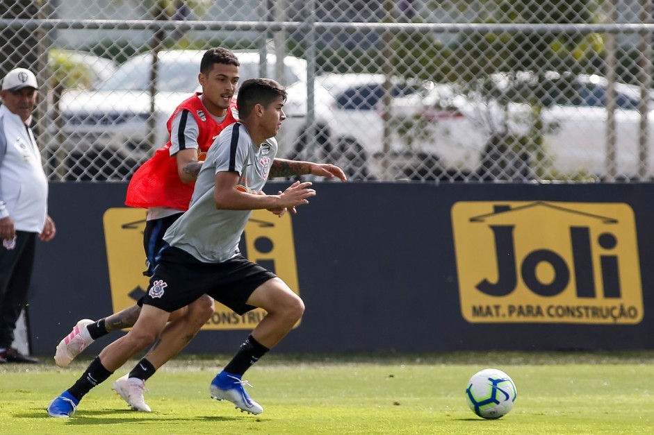 Thiaguinho e Araos no treino desta sexta-feira no CT Joaquim Grava