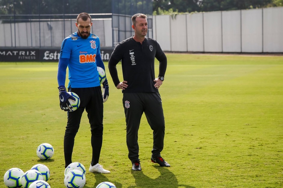 Walter e o preparador de goleiros Leandro Idalino no CT Joaquim Grava