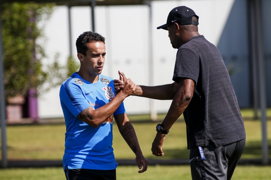 Jadson durante treino deste sbado no CT Joaquim Grava