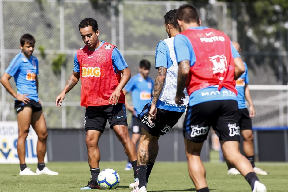 Jadson durante treino deste sábado no CT Joaquim Grava