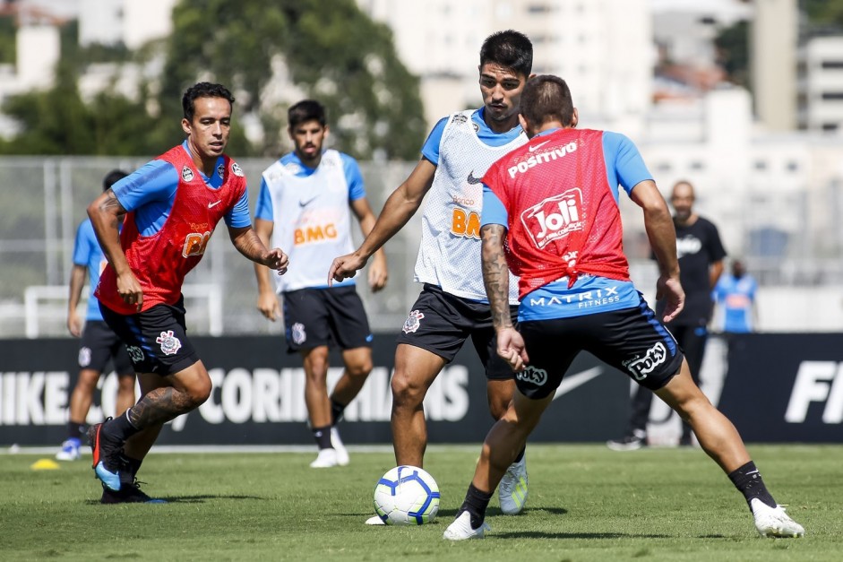 Jadson e Oya durante treino deste sbado no CT Joaquim Grava