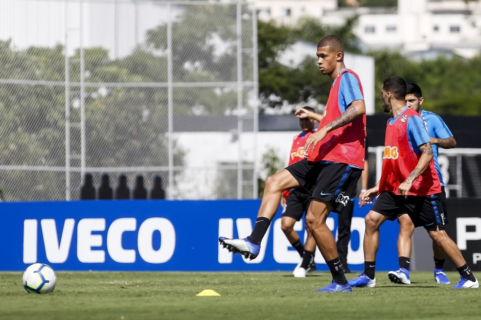 João Victor durante treino deste sábado no CT Joaquim Grava