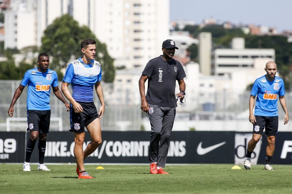 Marllon, Vital e Rgis durante treino deste sbado no CT Joaquim Grava