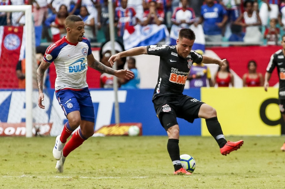 Meia Ramiro durante jogo contra o Bahia, pela estreia do Campeonato Brasileiro