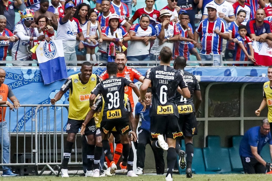 No banco, Pedrinho comemora seu gol contra o Bahia