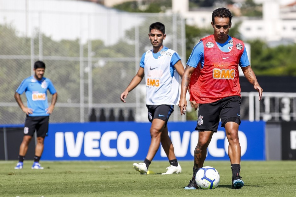 Oya e Jadson durante treino deste sbado no CT Joaquim Grava