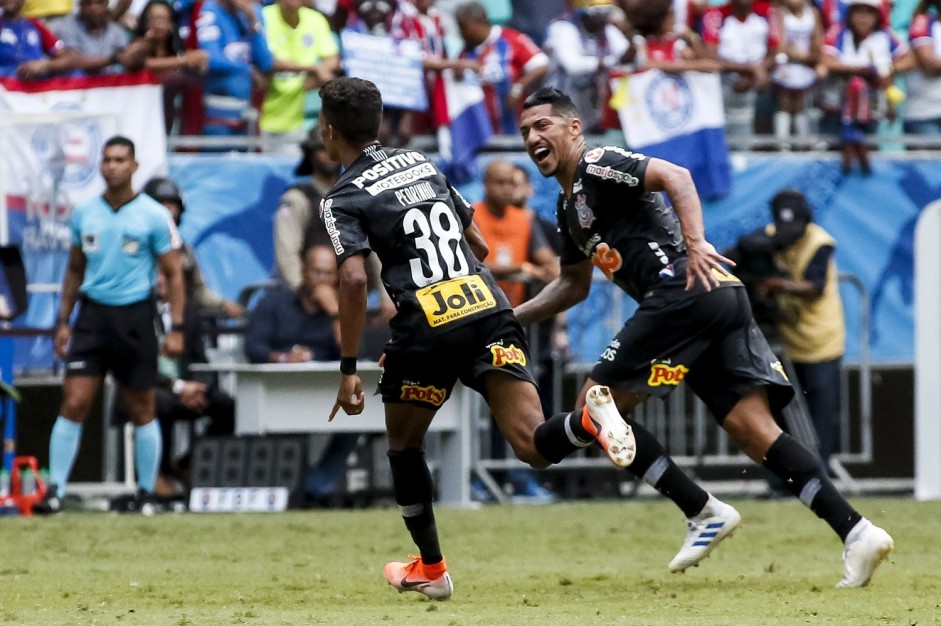 Pedrinho e Ralf comemorando o gol do jovem contra o Bahia, pelo Brasileirão 2019