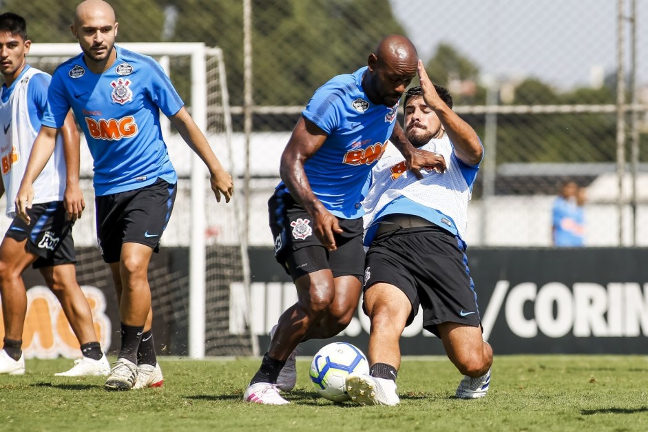 Régis, Love e Bruno Méndez durante treino deste sábado no CT Joaquim Grava