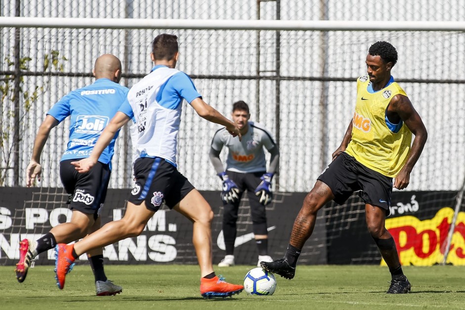 Renê Júnior durante treino deste sábado no CT Joaquim Grava