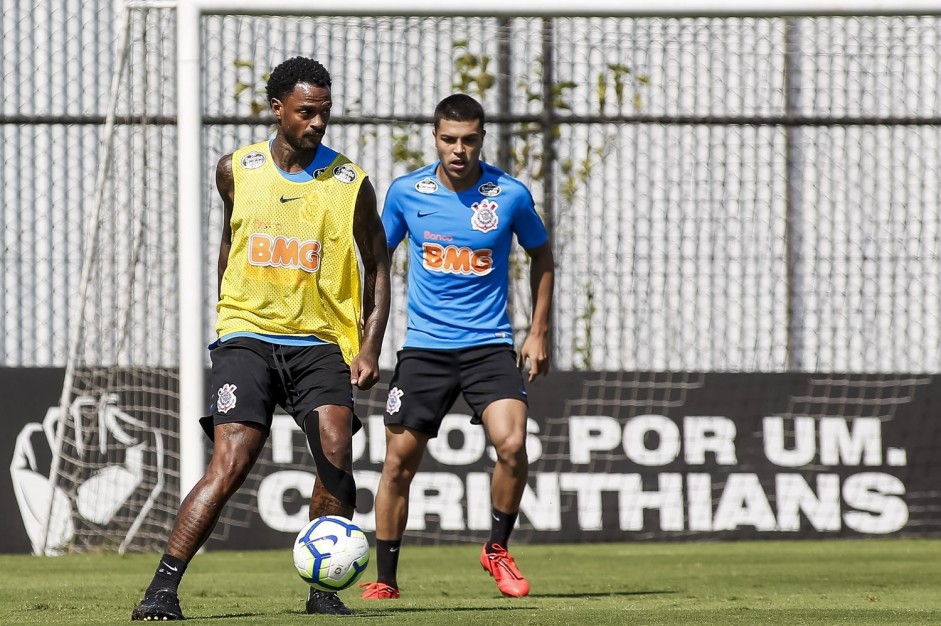 Ren Jnior e Roni durante treino deste sbado no CT Joaquim Grava