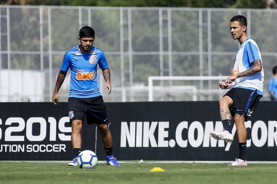 Sergio Díaz e Thiaguinho durante treino deste sábado no CT Joaquim Grava