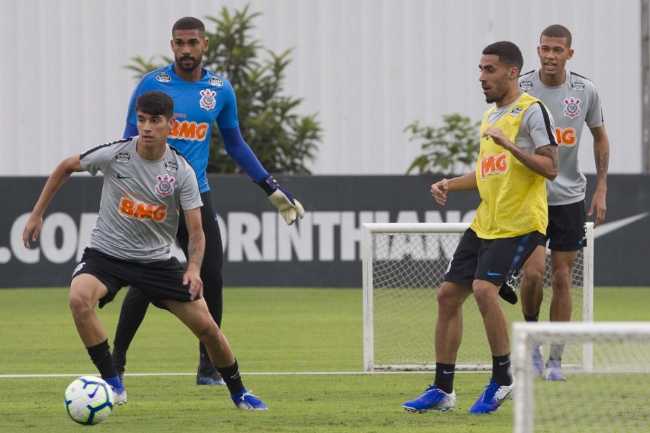 Araos e Gabriel no treino de reapresentação do Corinthians após derrota para o Bahia, pelo Brasileir