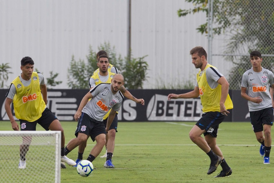 Caetano, Régis, Gabriel e Henrique no treino de reapresentação do Corinthians