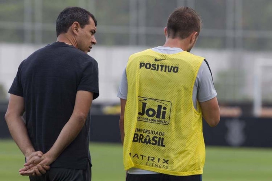 Carille e Henrique no treino de reapresentao do Corinthians aps derrota para o Bahia