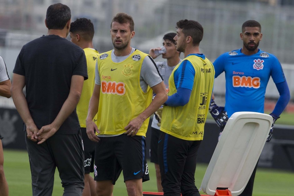 Carille orienta elenco no primeiro treino após derrota para o Bahia, pelo Brasileirão