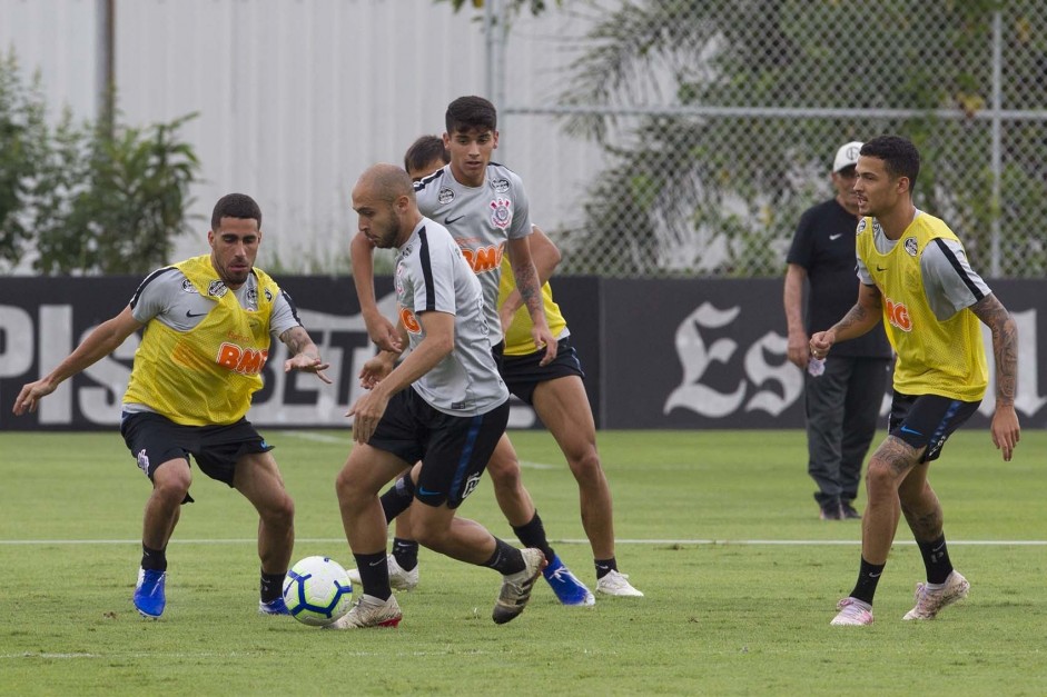 Gabriel, Régis e Araos no treino de reapresentação do Corinthians após derrota para o Bahia