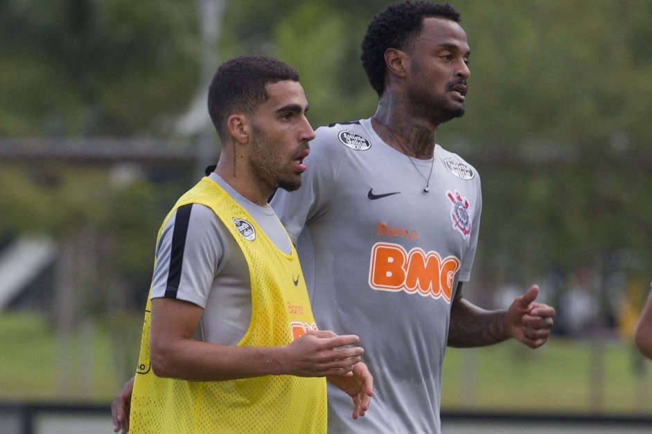 Meias Gabriel e Renê Júnior treinam no CT Joaquim Grava