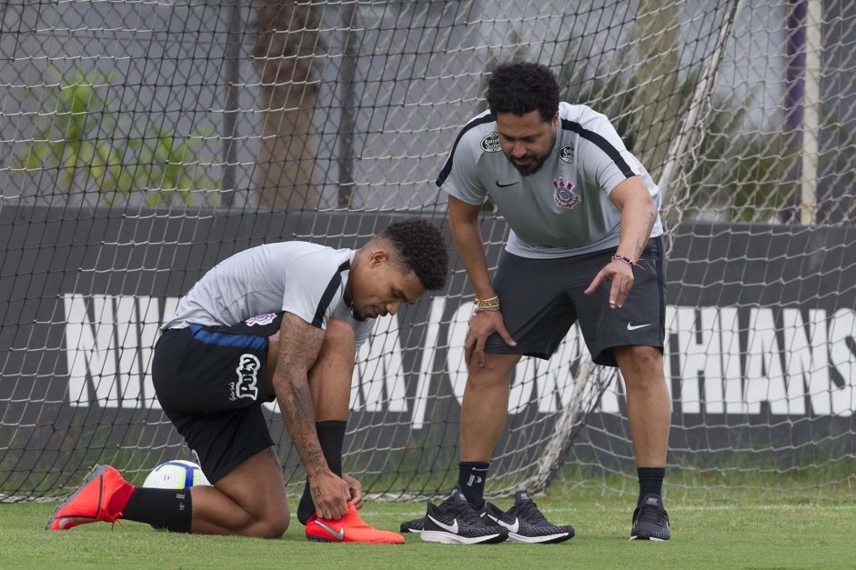 Urso e Caio Melo durante recuperação do meia no CT Joaquim Grava
