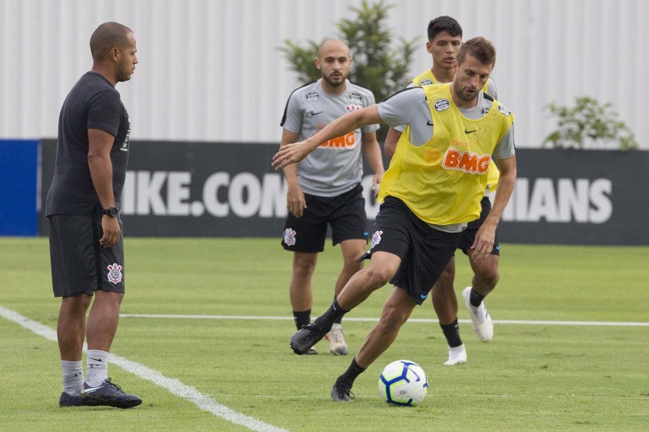 Zagueiro Henrique no treino de reapresentao do Corinthians no CT Joaquim Grava