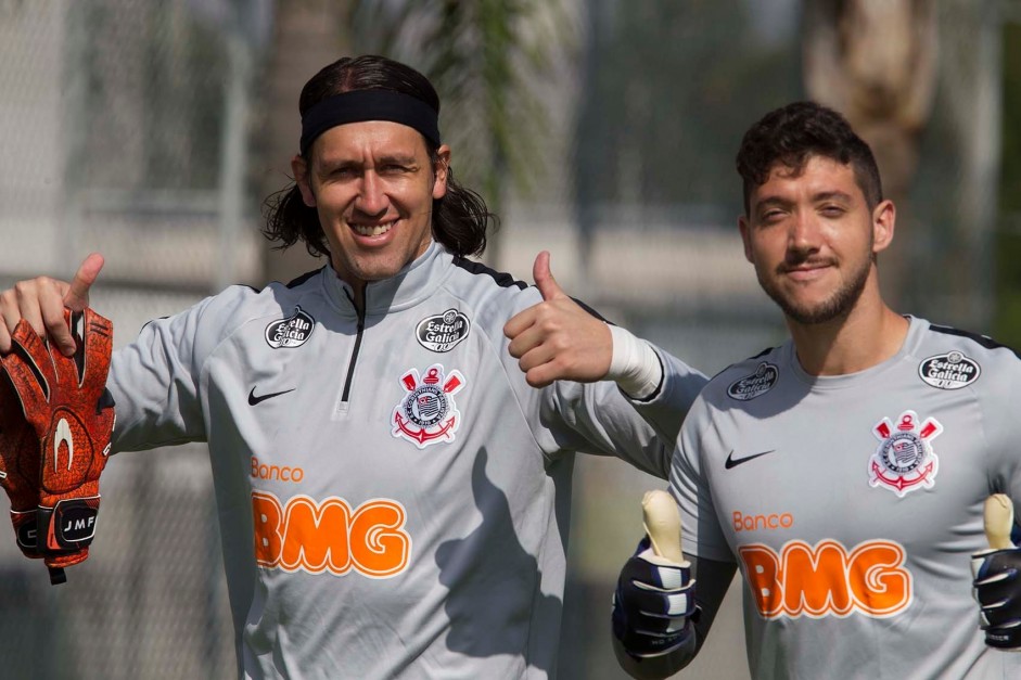 Cássio e Caíque França no treino desta terça-feira no CT Joaquim Grava