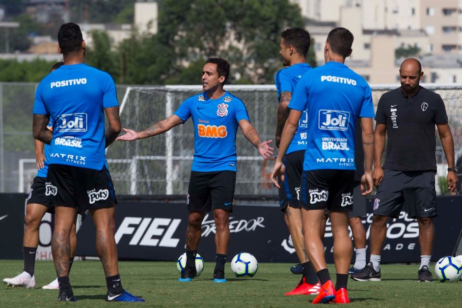 Jadson e companheiros no treino desta terça-feira no CT Joaquim Grava