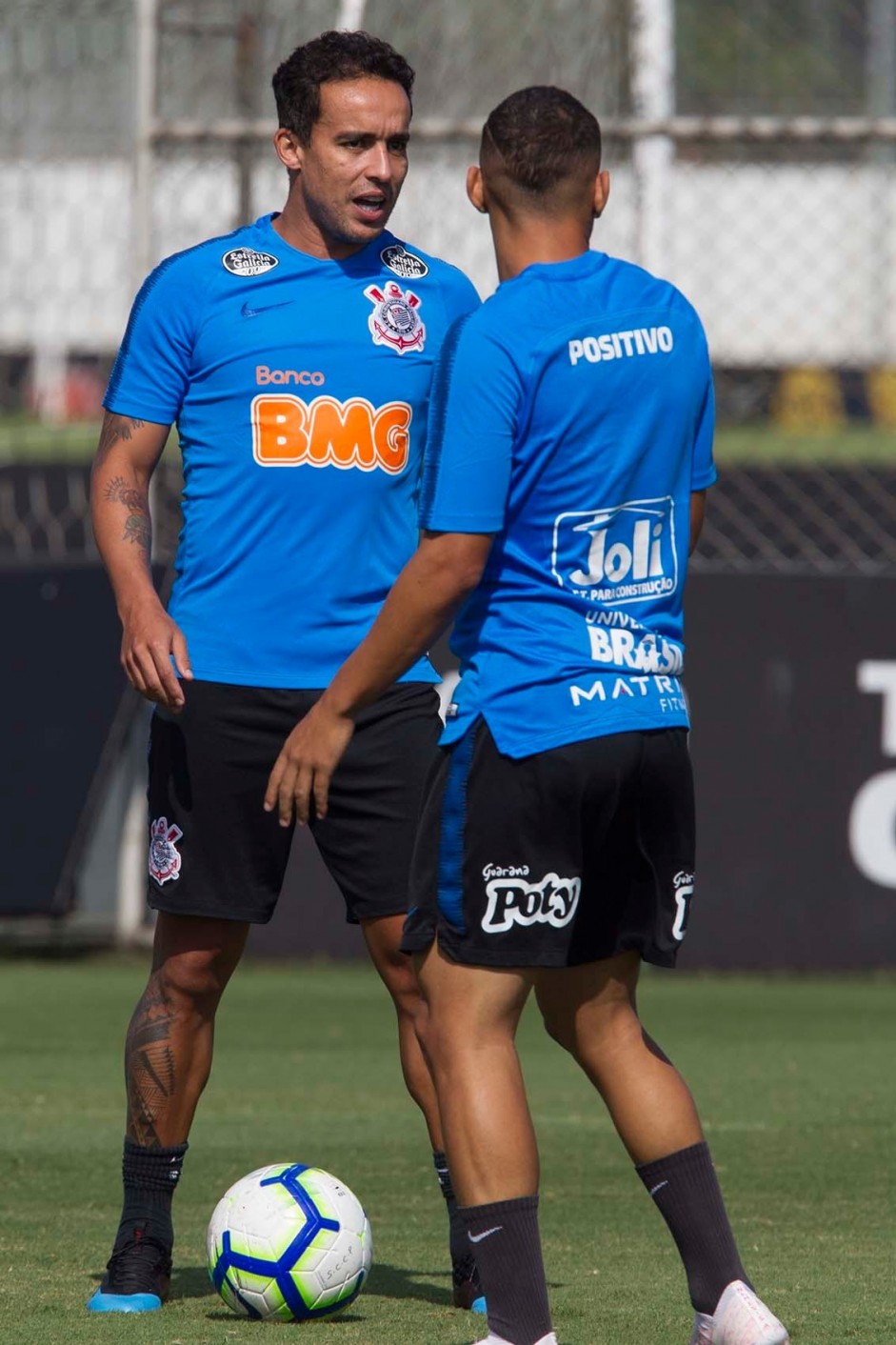 Jadson no treino desta terça-feira no CT; Corinthians enfrenta a Chapecoense