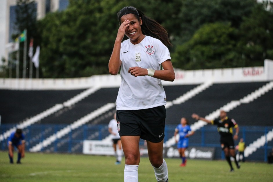 Victória comemora seu gol contra o São José, pelo Paulistão Feminino