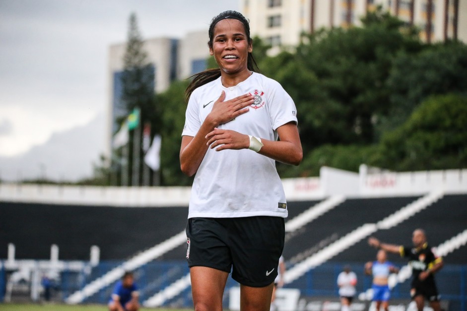 Victória comemora seu gol contra o São José, pelo Paulista Feminino