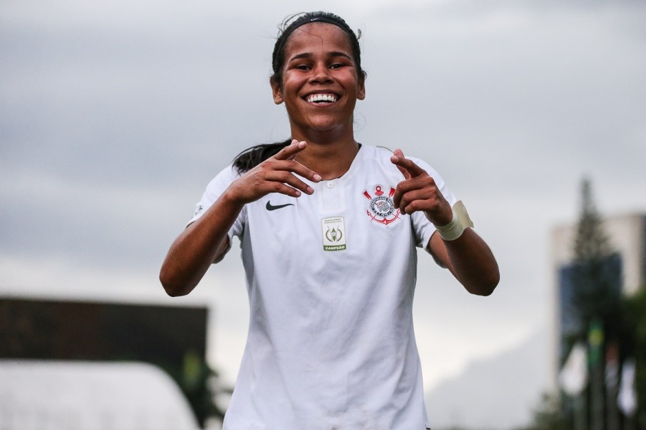 Victria feliz com seu gol contra o So Jos, pelo Campeonato Paulista Feminino