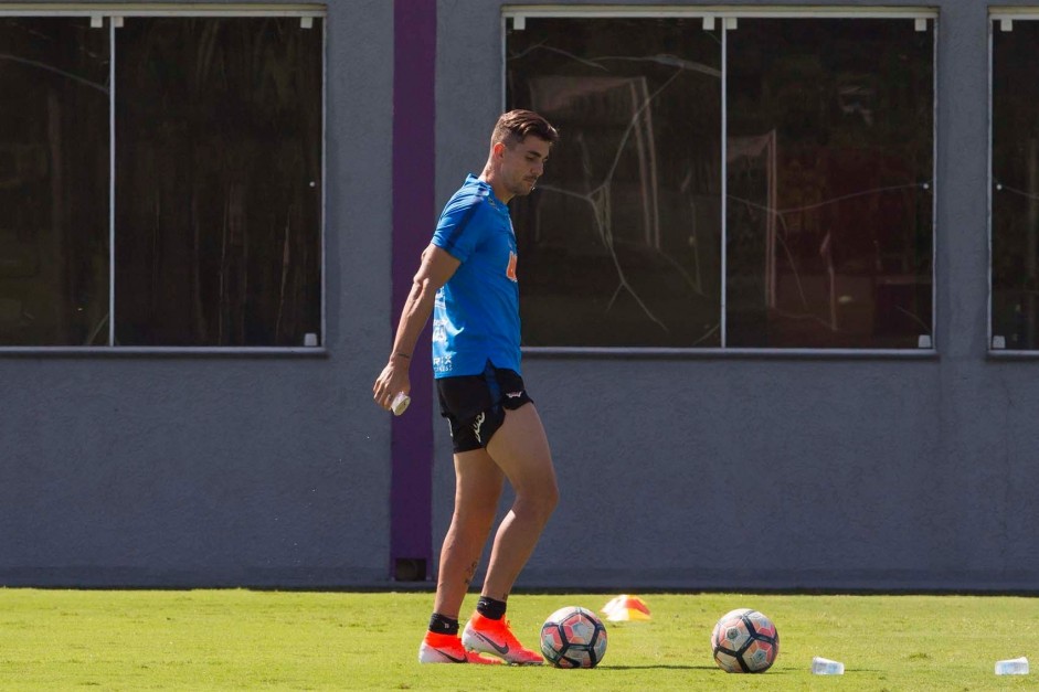 Avelar durante o ltimo treino do Corinthians antes de enfrentar a Chapecoense