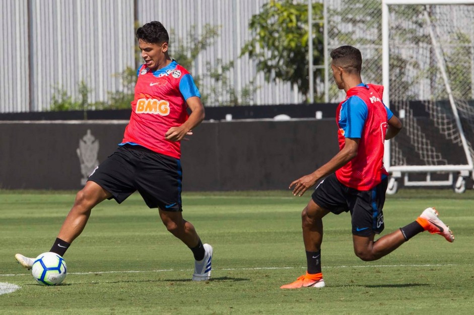 Caetano e Pedrinho durante o ltimo treino do Corinthians antes de enfrentar a Chapecoense