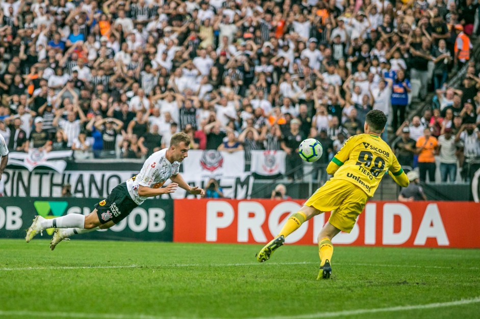 Carlos aproveitou rebote para marcar seu primeiro gol como profissional do Corinthians, de peixinho