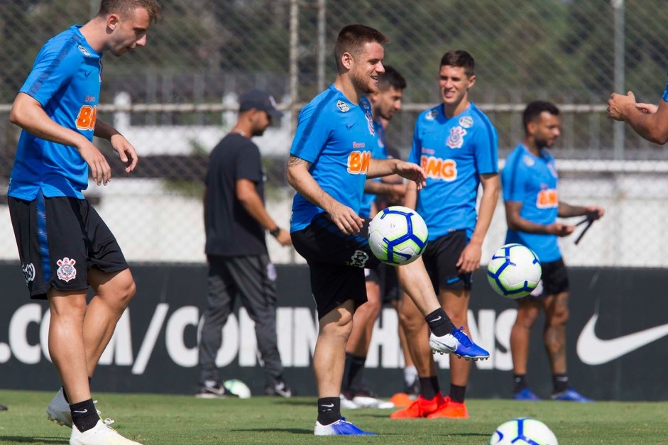 Carlos, Ramiro e Vital durante o último treino do Corinthians antes de enfrentar a Chapecoense