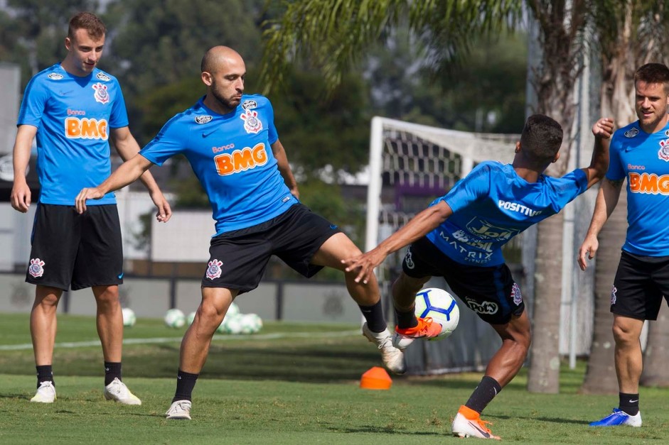 Carlos, Régis e Ramiro durante o último treino do Corinthians antes de enfrentar a Chapecoense