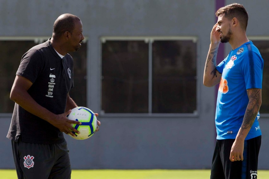 Fabinho e Pedro Henrique durante o último treino do Corinthians antes de enfrentar a Chapecoense