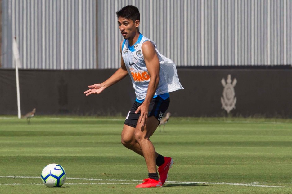 Fabrício Oya durante o último treino do Corinthians antes de enfrentar a Chapecoense