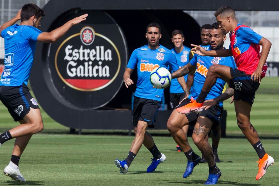 Gabriel e companheiros durante o último treino do Corinthians antes de enfrentar a Chapecoense